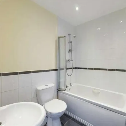 Image 6 - Eddie Colman Close, Manchester, M40 2GZ, United Kingdom - Apartment for sale