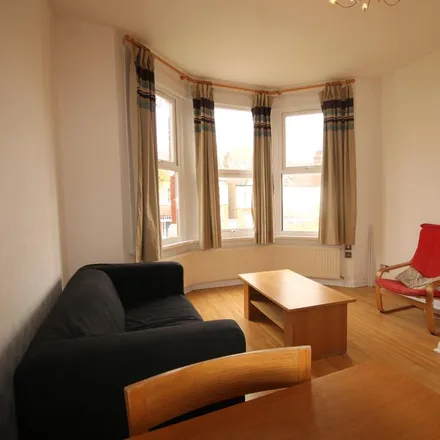Image 4 - Radcliffe Road, Winchmore Hill, London, N21 2SD, United Kingdom - Apartment for rent