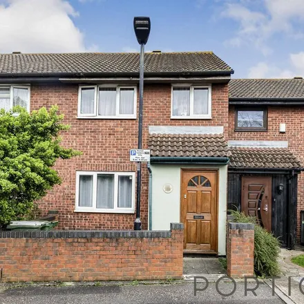 Rent this 3 bed townhouse on Glencairne Close in London, E16 3SW