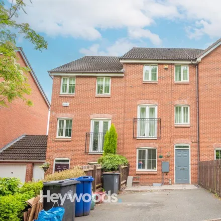 Rent this 3 bed townhouse on Valley View in Newcastle-under-Lyme, ST5 3FB