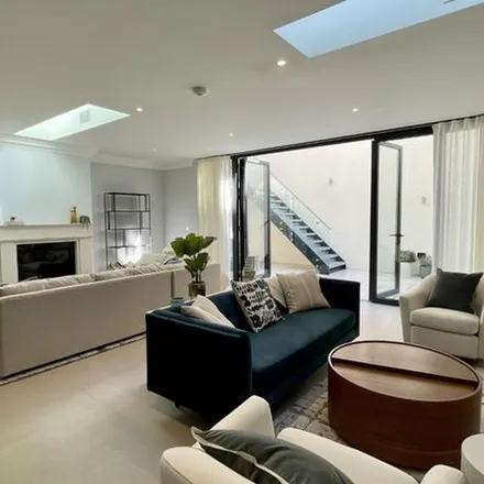 Rent this 5 bed duplex on King's House School in 68 Kings Road, London