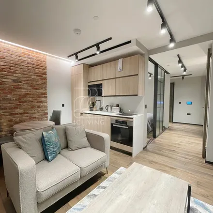 Rent this studio apartment on Hewett Street in London, EC2A 3NN