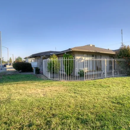 Buy this 5 bed duplex on 3105 East Clinton Avenue in Fresno, CA 93703