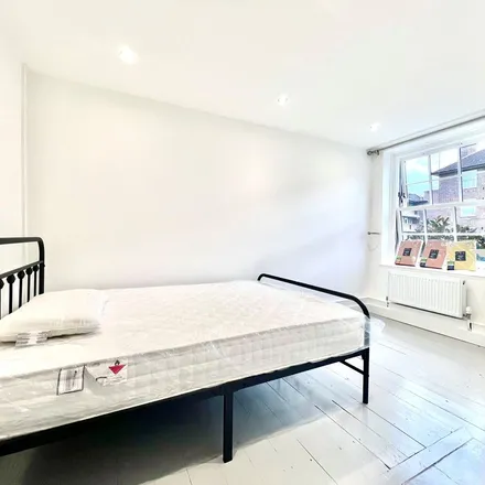 Image 3 - Young Prince, 448 Roman Road, Old Ford, London, E3 5LU, United Kingdom - Apartment for rent