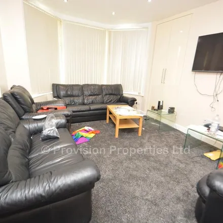 Rent this 8 bed duplex on Cardigan Road St Michaels Lane in Cardigan Road, Leeds