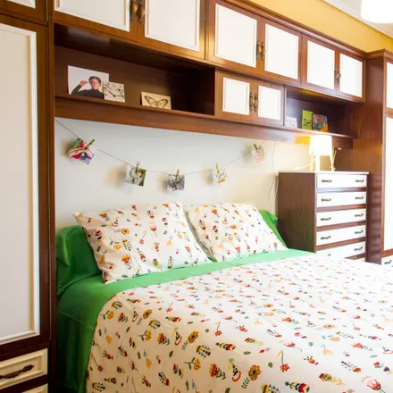 Rent this 3 bed room on Calle Gordóniz / Gordoniz kalea in 31, 48010 Bilbao