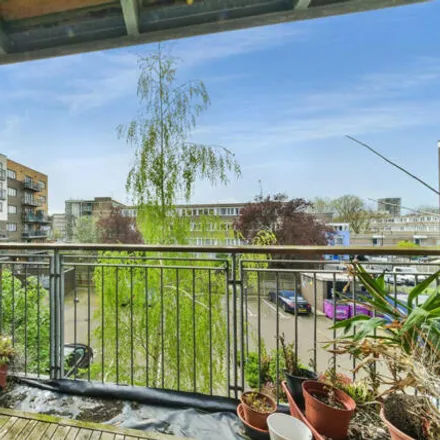 Image 1 - 220 Stepney Way, Ratcliffe, London, E1 3DH, United Kingdom - Apartment for sale