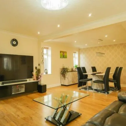 Image 2 - Orchard Drive, Farsley, LS28 7FH, United Kingdom - House for sale