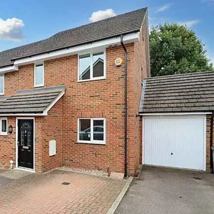 Buy this 4 bed duplex on Cullen Close in Luton, Bedfordshire