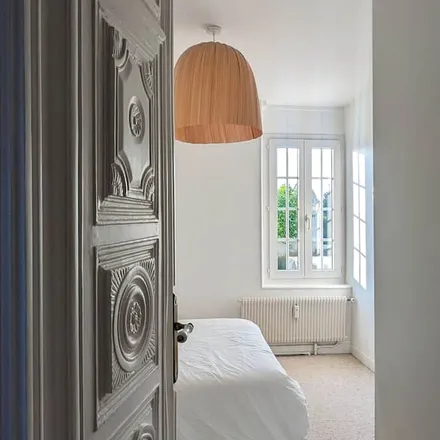 Rent this 2 bed apartment on 92600 Asnières-sur-Seine