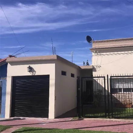 Buy this studio house on Bartolomé Mitre 402 in B1852 GAU Burzaco, Argentina