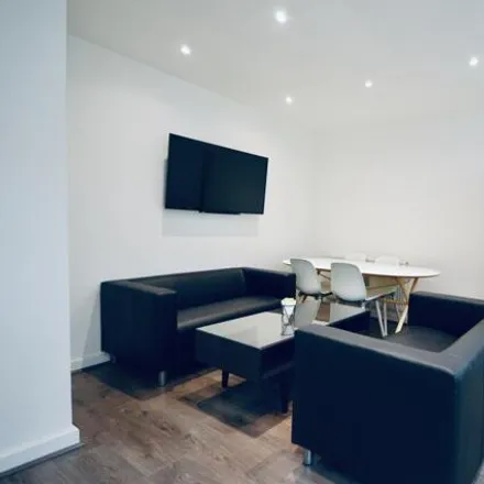 Rent this 6 bed townhouse on Esher Road in Liverpool, L6 6DF