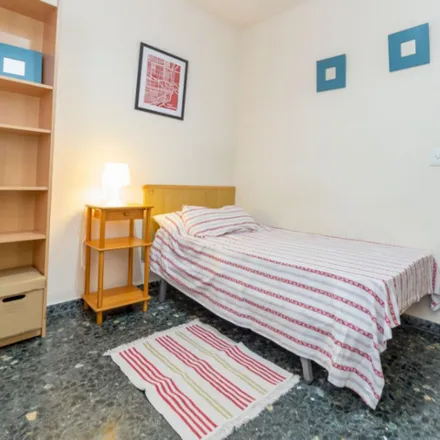 Rent this 5 bed room on Muebles Filero in Avinguda del Primat Reig, 42