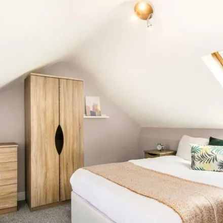 Rent this 5 bed apartment on 53 Estcourt Terrace in Leeds, LS6 3HA