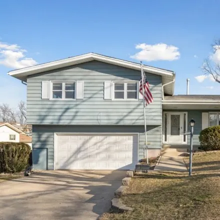 Buy this 3 bed house on 3040 Ridgemore Drive Southeast in Cedar Rapids, IA 52403