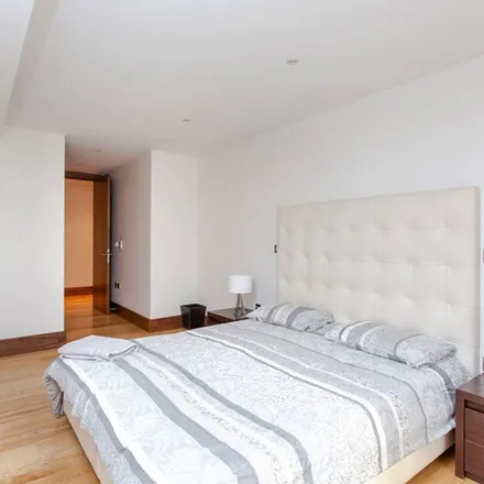 Rent this 4 bed apartment on 219 Baker Street in London, NW1 6XE