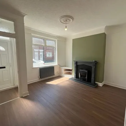 Rent this 2 bed townhouse on Lewes Road in Darlington, DL1 4AX