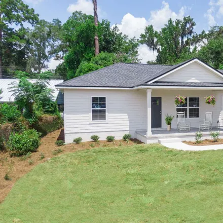 Buy this 3 bed house on 646 SE Pennsylvania Street in Lake City, FL 32025