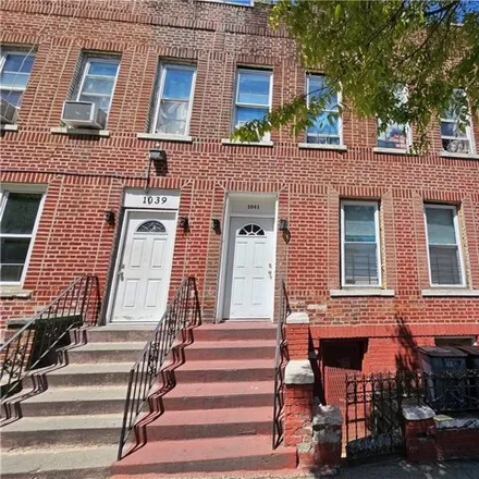 Image 2 - 1041 Lowell Street, New York, NY 10459, USA - House for sale