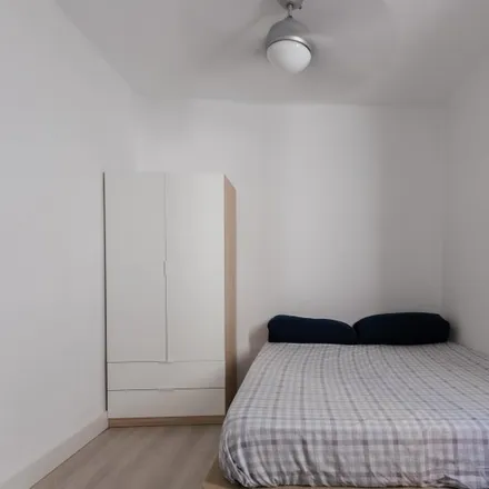 Rent this 2 bed room on Carrer de Tres Forques in 46018 Valencia, Spain