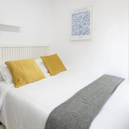 Rent this 6 bed apartment on Parking Alfonso X El Sabio in Avinguda de Jaume II / Avenida Jaime II, 03004 Alicante