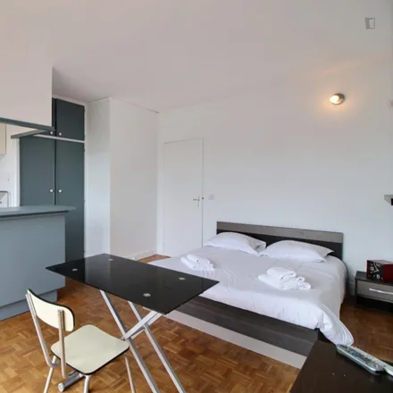 Image 3 - 13 Rue Jean Nicot, 75007 Paris, France - Apartment for rent