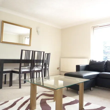 Image 4 - Brownlow Road, London, N3 1NB, United Kingdom - Apartment for rent