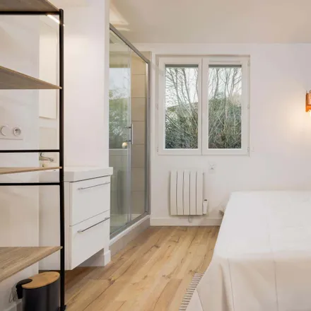 Rent this 1 bed room on 34 Avenue du Docteur Nancel Pénard in 33600 Pessac, France