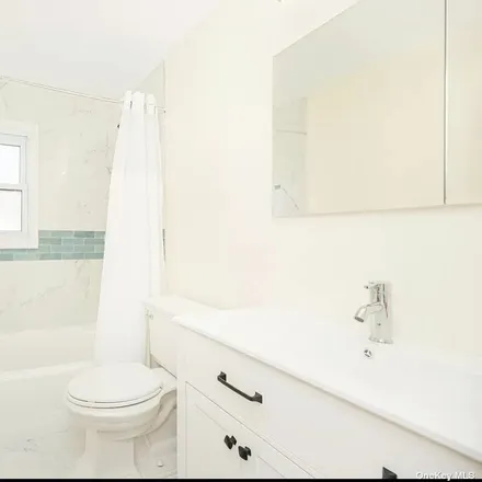 Image 3 - 333 Thieriot Avenue, New York, NY 10473, USA - House for rent