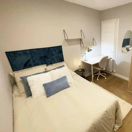 Rent this 4 bed room on Carrer de Provença in 474, 08025 Barcelona