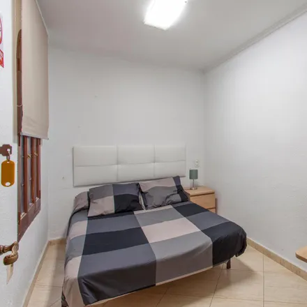 Rent this 7 bed room on Cafeteria Suizo in Carrer de la Barcelonina, 46002 Valencia
