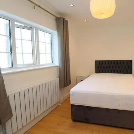 Rent this 5 bed house on Duckett Street in London, E1 4TD
