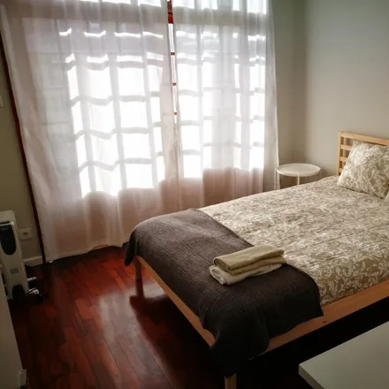 Rent this 6 bed room on Rua do Barão de Forrester in 4050-272 Porto, Portugal