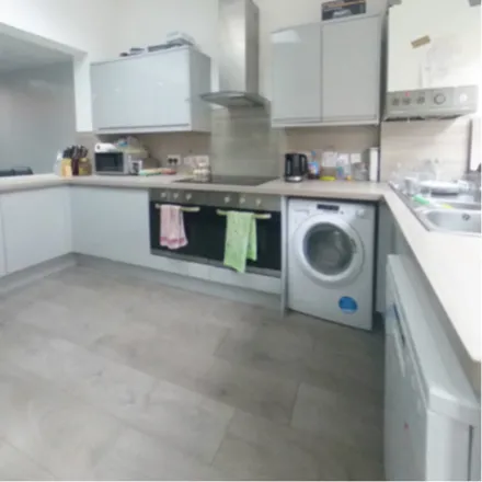 Rent this 7 bed townhouse on Slip's Deli in 121a Cardigan Road, Leeds