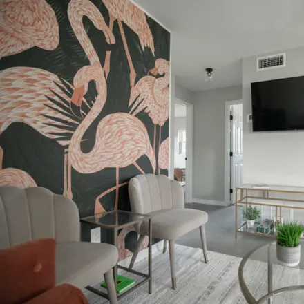 Image 5 - 219 East Buchanon Avenue, Unit Flamingo Suite (221) - Apartment for rent
