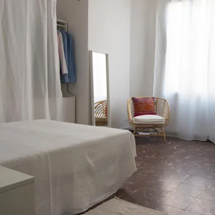 Rent this 4 bed room on Lulat in Plaça de Cánovas del Castillo, 12