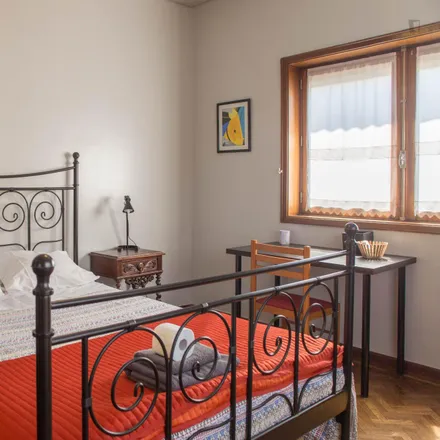 Rent this 9 bed room on Escola Básica do 1º Ciclo/JI de São Tomé in Rua Conde de Avranches, 4200-491 Porto