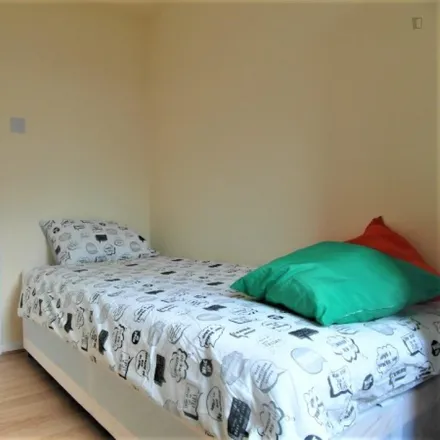Rent this 5 bed room on Doric House in Mace Street, London
