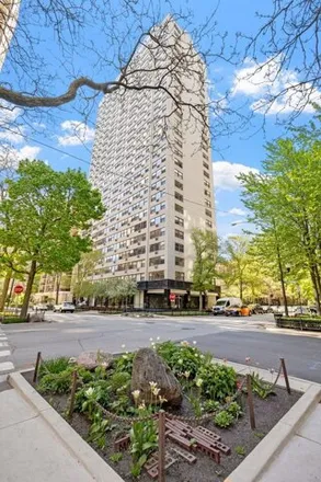 Buy this 3 bed condo on State Parkway Condominiums in 1445 North State Parkway, Chicago