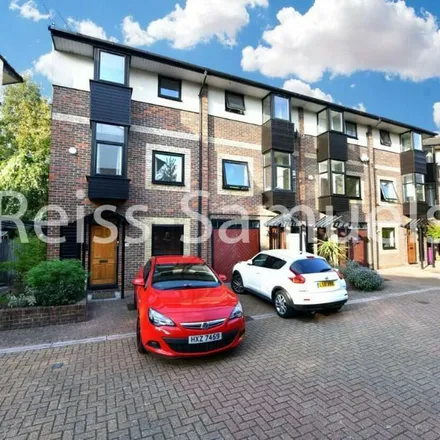 Rent this 5 bed townhouse on 63 Barnfield Place in Millwall, London