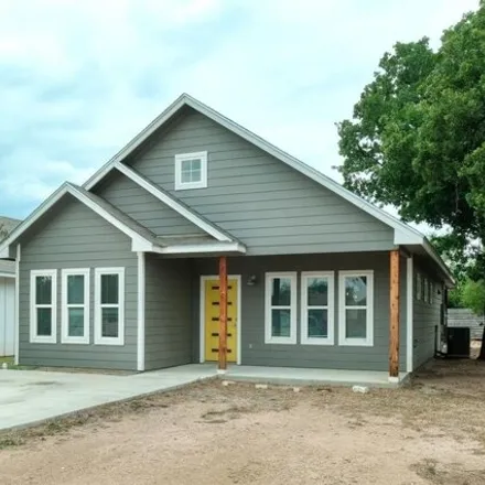 Rent this 3 bed house on 1569 Geronimo Trail in Kingsland, Llano County