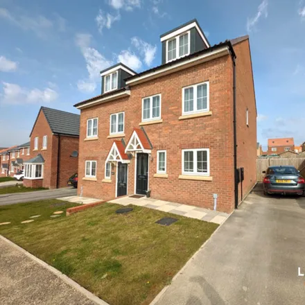 Buy this 3 bed duplex on Foxglove Way in Scalby, YO13 0FA