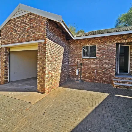 Image 4 - Andries Pretorius Street, Navalsig, Bloemfontein, 9300, South Africa - Townhouse for rent