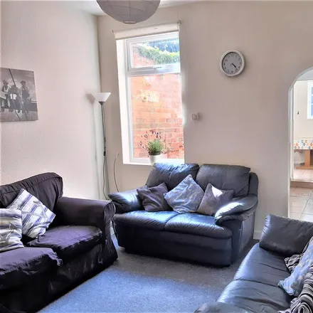Rent this 3 bed townhouse on 40 Winnie Road in Selly Oak, B29 6JX