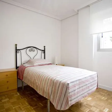 Rent this 4 bed apartment on Av. Niza in impares, Travesía de Ronda