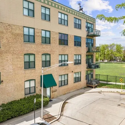 Buy this 2 bed condo on 2512 North Bosworth Avenue in Chicago, IL 60614