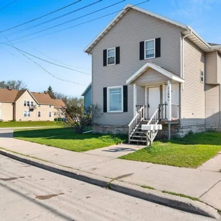 Buy this studio house on 728 North Clay Street in Green Bay, WI 54302