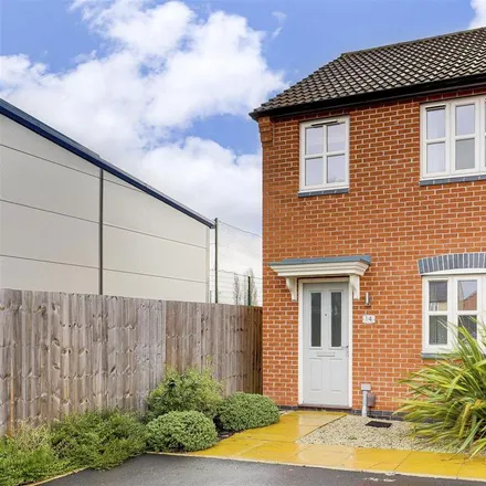 Rent this 3 bed townhouse on Autumn Close in West Bridgford, NG2 7YL
