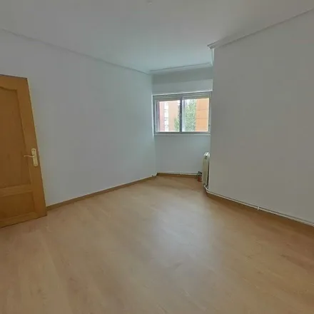 Rent this 2 bed apartment on Madrid in Calle de Las Pedroñeras, 36