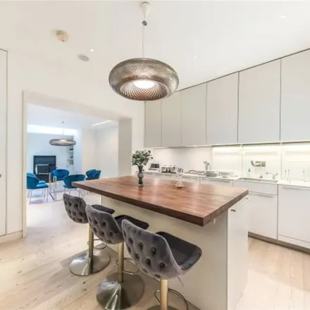 Rent this 3 bed townhouse on 9 Fairholt Street in London, SW7 1JG